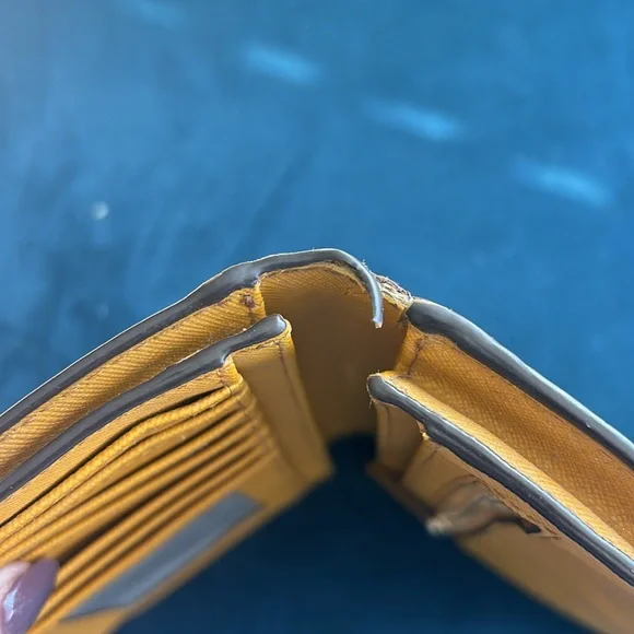 Michael Kors Continental wallet with 5 pockets, 7 card holders and change pocket - Picture 8 of 9